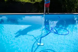 Clean the Bottom of a Swimming Pool